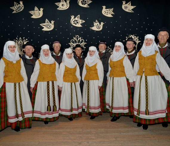 Liaudiškų šokių kolektyvas „Laja“.