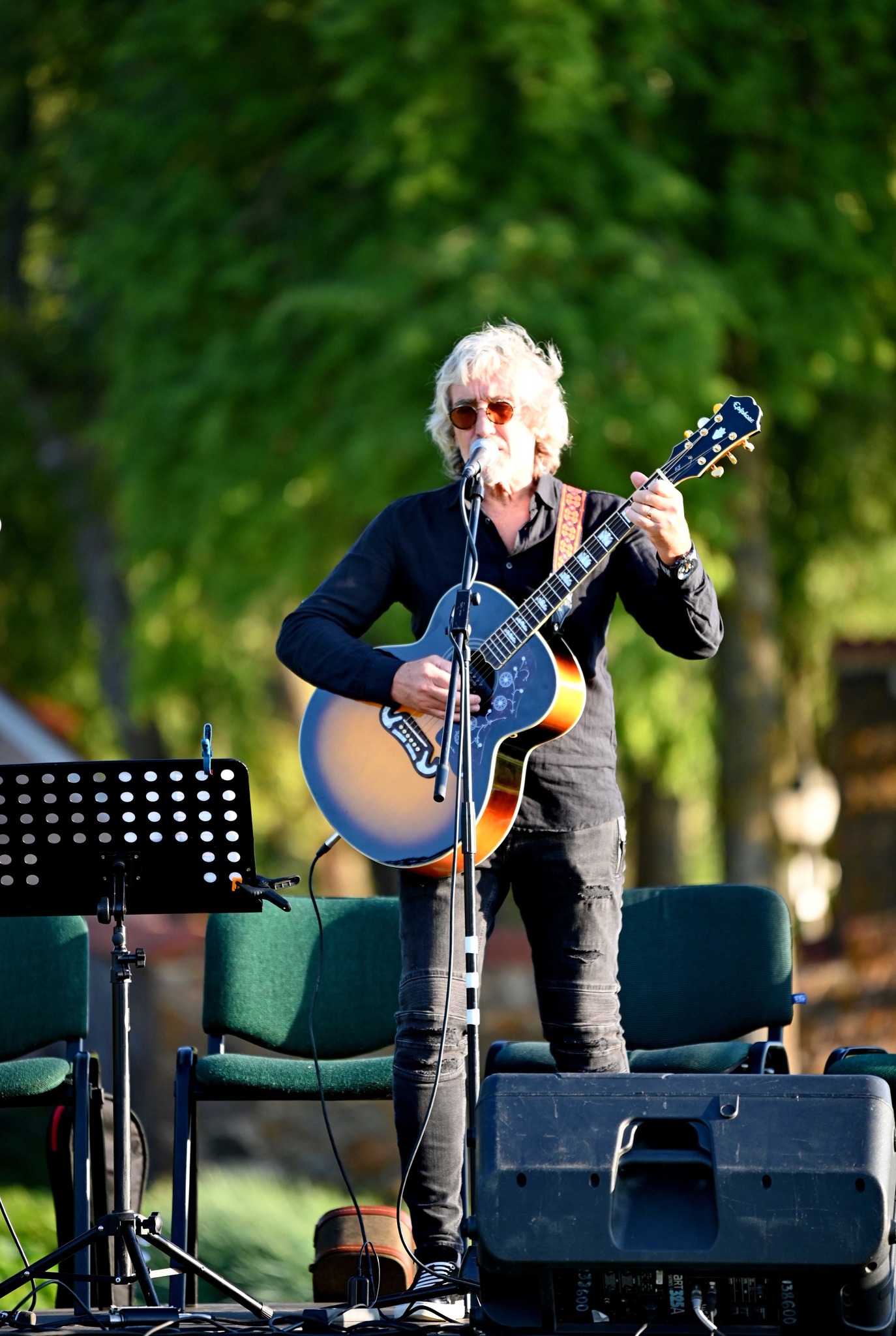 Pakruojo dvaro obelų sode skambėjo antrasis Respublikinis dainuojamosios poezijos festivalis „Vėjo baladė“ 2023