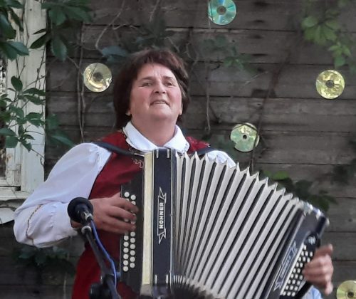 Nepavargstanti armonikierė Nijolė su kolektyvais ir toliau garsina rajoną.