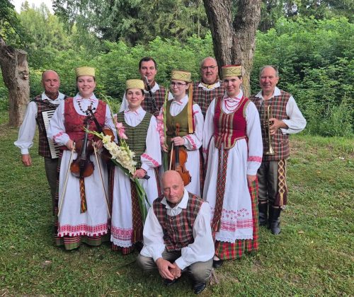 Liaudiškos muzikos kapela „ČVIEKS“ muzikavo Ustukių kaimo šventėje